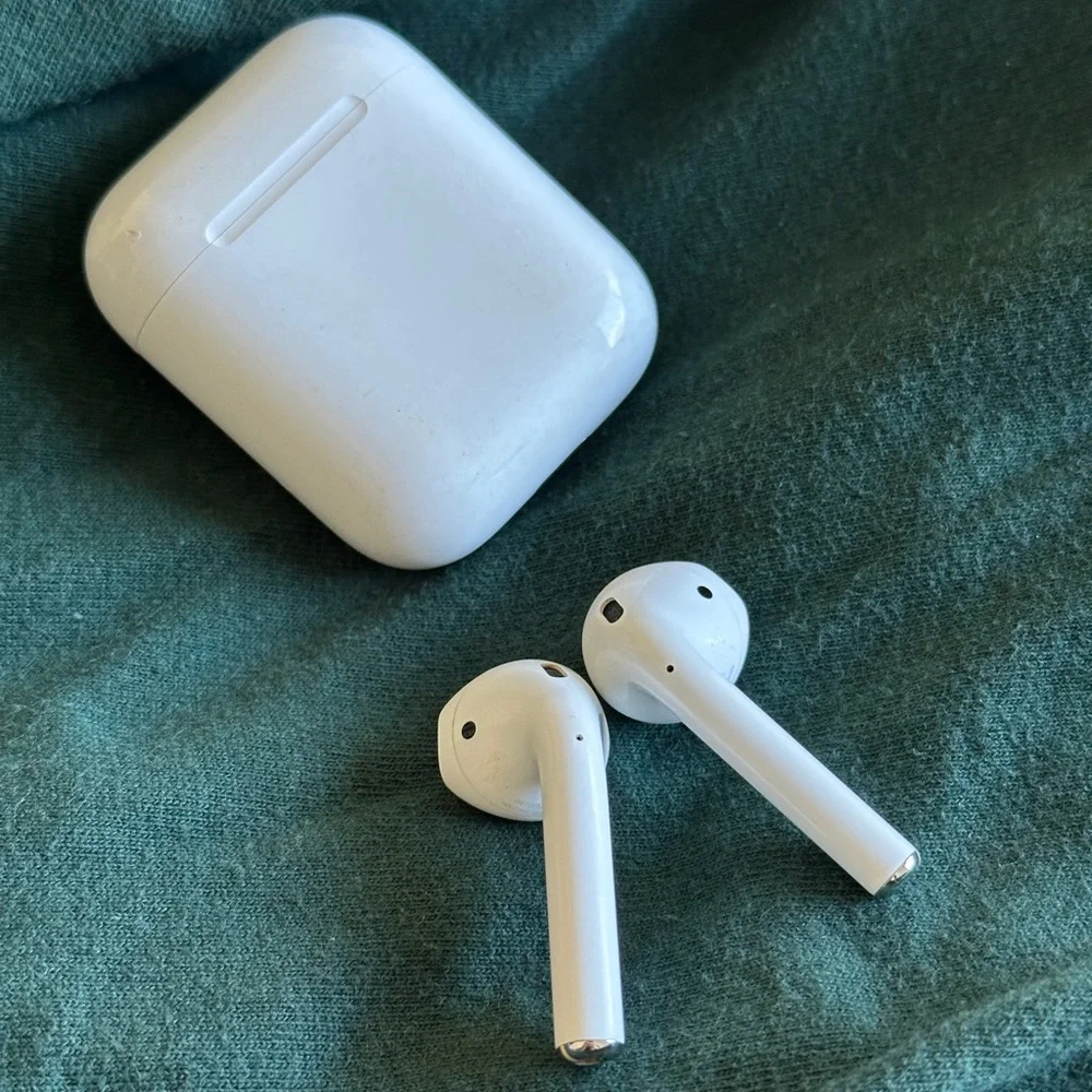 2nd Generation Apple AirPods with Charging Case